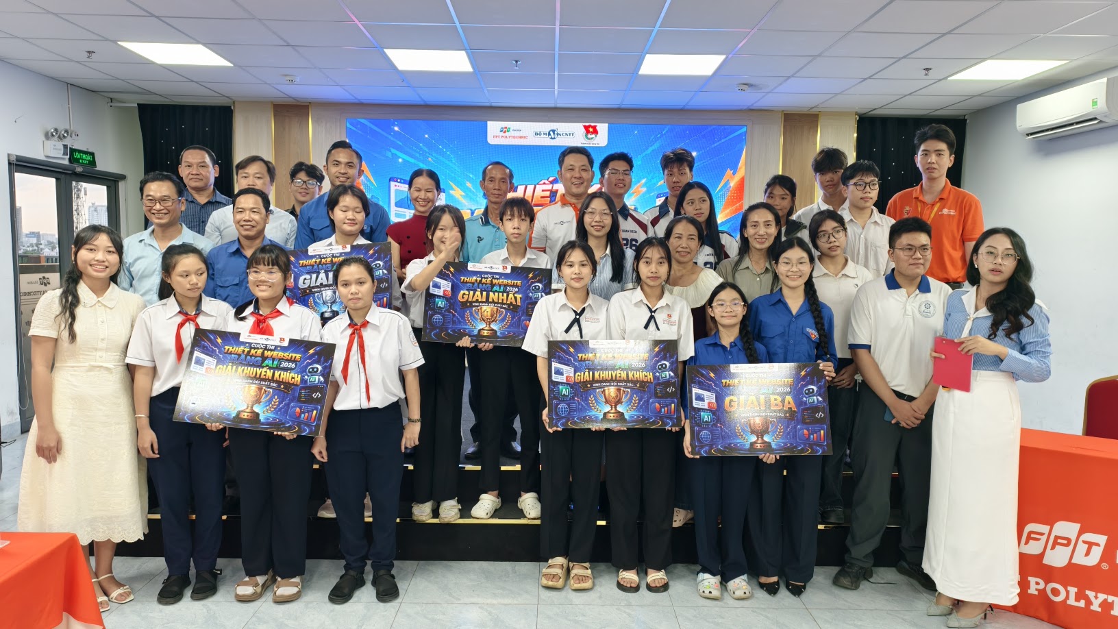Ban Tổ chức, khách mời và các đội thi chụp ảnh lưu niệm sau chương trình